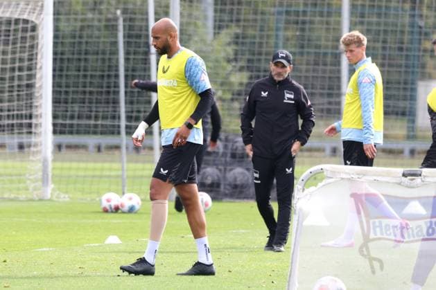 DEU, DFL, 2 FBL Hertha BSC, Training, 30 09 2025, Sportforum, Berlin, DEU, DFL, 2 FBL Hertha BSC, Training, im Bild John Anthony Brooks Hertha BSC Berlin 25 , Head coach Stefan Leitl Hertha BSC Berlin , äLuca Schuler Hertha BSC Berlin 18 DFL regulations prohibit any use of Photographs as image sequences and or quasi video nordphotoxGmbHx xEngler nph00076