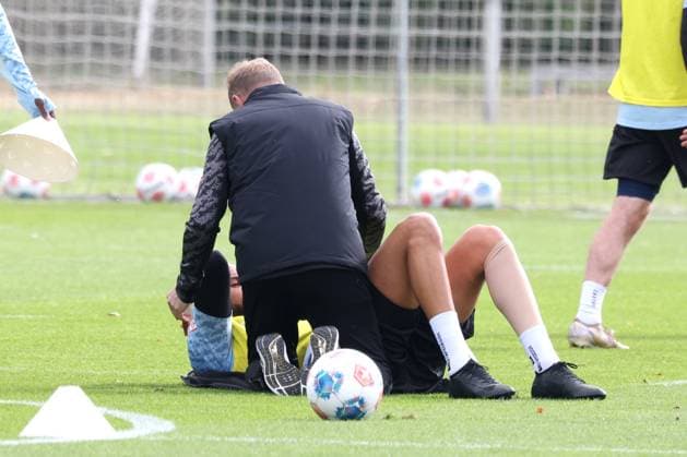 DEU, DFL, 2 FBL Hertha BSC, Training, 30 09 2025, Sportforum, Berlin, DEU, DFL, 2 FBL Hertha BSC, Training, im Bild John Anthony Brooks Hertha BSC Berlin 25 , Juergen Lange Therapeut Hertha BSC DFL regulations prohibit any use of Photographs as image sequences and or quasi video nordphotoxGmbHx xEngler nph00076