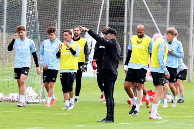 DEU, DFL, 2 FBL Hertha BSC, Training, 30 09 2025, Sportforum, Berlin, DEU, DFL, 2 FBL Hertha BSC, Training, im Bild Cheftrainer Stefan Leitl Hertha BSC Berlin , Hertha Spielerkreis, John Anthony Brooks Hertha BSC Berlin 25 DFL regulations prohibit any use of Photographs as image sequences and or quasi video nordphotoxGmbHx xEngler nph00076