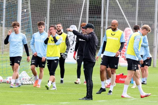 DEU, DFL, 2 FBL Hertha BSC, Training, 30 09 2025, Sportforum, Berlin, DEU, DFL, 2 FBL Hertha BSC, Training, im Bild Cheftrainer Stefan Leitl Hertha BSC Berlin , Hertha Spielerkreis, John Anthony Brooks Hertha BSC Berlin 25 DFL regulations prohibit any use of Photographs as image sequences and or quasi video nordphotoxGmbHx xEngler nph00076