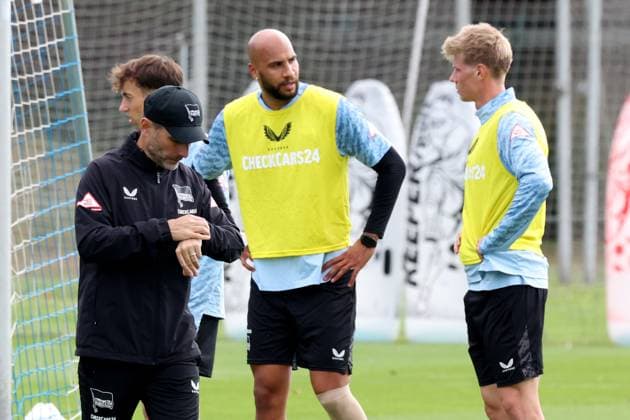 DEU, DFL, 2 FBL Hertha BSC, Training, 30 09 2025, Sportforum, Berlin, DEU, DFL, 2 FBL Hertha BSC, Training, im Bild Cheftrainer Stefan Leitl Hertha BSC Berlin , Hertha Spielerkreis, John Anthony Brooks Hertha BSC Berlin 25 , Luca Schuler Hertha BSC Berlin 18 DFL regulations prohibit any use of Photographs as image sequences and or quasi video nordphotoxGmbHx xEngler nph00076