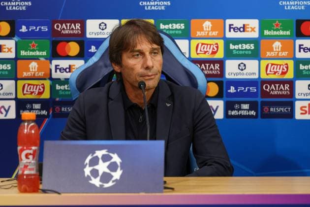 September 30, 2025, Napoli, Campania, ITALIA: Antonio Conte Head Coach of SSC Napoli During the press conference, PK, Pressekonferenz on September 30, 2025, valid for the Champions League, before the 2025 26 match between Napoli and Sporting Lisbon in Naples at the Stadio Maradona..In the photo: Napoli ITALIA - ZUMAs236 20250930_aap_s236_025 Copyright: xFabioxSassox