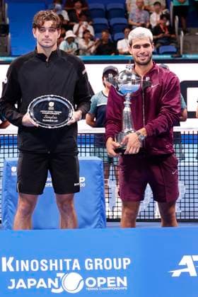 September 30, 2025, Tokyo, Japan: (L to R) Taylor Fritz (runner-up) and Carlos Alcaraz (winner) pose for the cameras during the award ceremony for the singles final of the Japan Open Tennis Championships at Ariake Colosseum in Tokyo. The tournament runs from September 22 to 30. Alcaraz defeated Fritz 6-4, 6-4. Tokyo Japan - ZUMAm191 20250930_aap_m191_045 Copyright: xRodrigoxReyesxMarinx