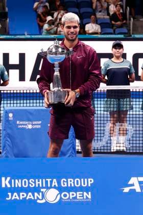 September 30, 2025, Tokyo, Japan: Carlos Alcaraz (winner) poses for the cameras during the award ceremony for the singles final of the Japan Open Tennis Championships at Ariake Colosseum in Tokyo. The tournament runs from September 22 to 30. Alcaraz defeated Fritz 6-4, 6-4. Tokyo Japan - ZUMAm191 20250930_aap_m191_046 Copyright: xRodrigoxReyesxMarinx