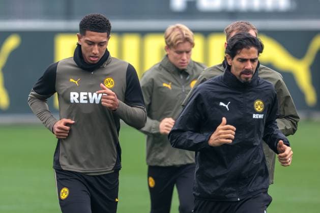30 09 2025, Final training session for the UEFA Champions League match between Borussia Dortmund and Atletico Bilbao, f l Jobe Bellingham Borussia Dortmund , Daniel Svensson Borussia Dortmund , Athletic trainer Marcelo Martins Borussia Dortmund , Dortmund training ground Borussia Dortmund NRW Germany xRHR PHOTO DEx Copyright: DennisxEwert RHR-FOTOx RHR-FOTO DE