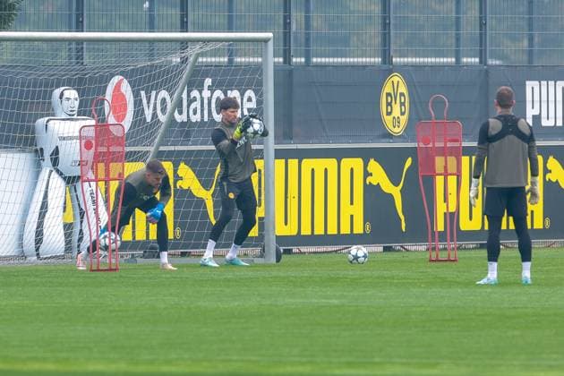 30 09 2025, Final training session for the UEFA Champions League match between Borussia Dortmund and Atletico Bilbao, f l goalkeeper Alexander Meyer Borussia Dortmund , goalkeeper Gregor Kobel Borussia Dortmund , Dortmund training ground Borussia Dortmund NRW Germany xRHR PHOTO DEx Copyright: DennisxEwert RHR-FOTOx RHR-FOTO DE
