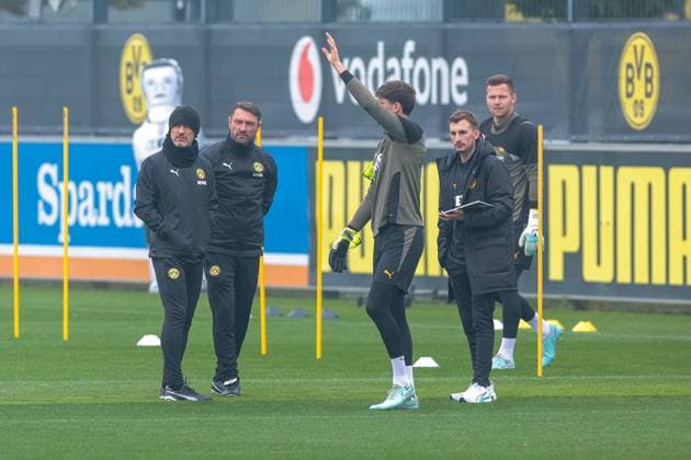30 09 2025, Final training session for the UEFA Champions League match between Borussia Dortmund and Atletico Bilbao, from left coach Niko Kovac Borussia Dortmund , co-coach Robert Kovac Borussia Dortmund , goalkeeper Gregor Kobel Borussia Dortmund , sports scientist Noah Tegatz Borussia Dortmund , goalkeeper Patrick Drewes Borussia Dortmund , Dortmund training ground Borussia Dortmund NRW Germany xRHR PHOTO DEx Copyright: DennisxEwert RHR-FOTOx RHR-FOTO DE