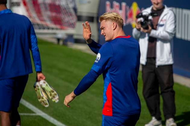 GER, Leipzig, Football, Bundesliga, public training, RB Leipzig in the picture v l Conrad Harder RB Leipzig 11 , waves to the fans 30 09 2025, RB Leipzig Training Academy Cottaweg Leipzig DFL DFB REGULATIONS PROHIBIT ANY USE OF PHOTOGRAPHS AS IMAGE SEQUENCES AND OR QUASI VIDEO, Copyright: HMBxMedia PaulxFritz