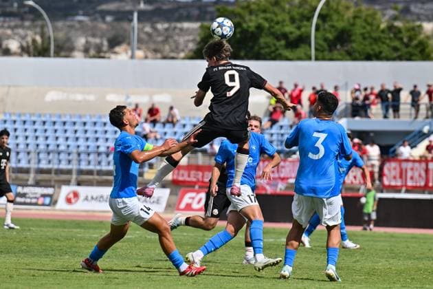 Uefa Youth League Paphos FC U19 FC Bayern München U19 30 09 2025 in this scene Guido DELLA ROVERE FCB 9 climbs high in the opponents penalty area UEFA Youth League Paphos FC U19 FC Bayern München U19 Stelios Kyriakides Stadium on 30 09 2025 Copyright: xBEAUTIFULxSPORTS Goldbergx