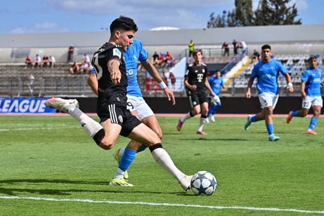 Uefa Youth League Paphos FC U19 FC Bayern Munich U19 30 09 2025 in duel Felipe CHAVEZ FCB 10 and Kosmas IOANNOU Paphos FC U19 29 duel UEFA Youth League Paphos FC U19 FC Bayern Munich U19 Stelios Kyriakides Stadium on 30 09 2025 Copyright: xBEAUTIFULxSPORTS Goldbergx