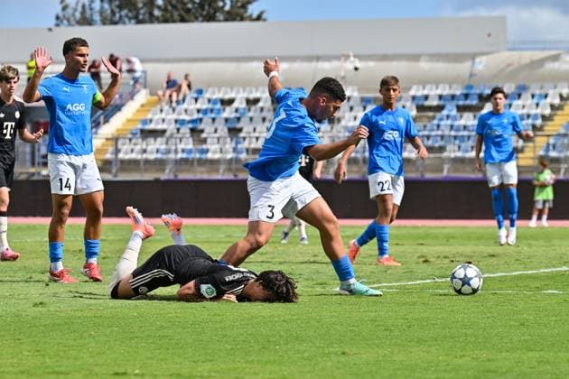 Uefa Youth League Paphos FC U19 FC Bayern München U19 30 09 2025 in duel Panagiotis TSVIVKOS Paphos FC U19 19 and Adin LICINA FCB 7 duel UEFA Youth League Paphos FC U19 FC Bayern München U19 Stelios Kyriakides Stadium on 30 09 2025 Copyright: xBEAUTIFULxSPORTS Goldbergx
