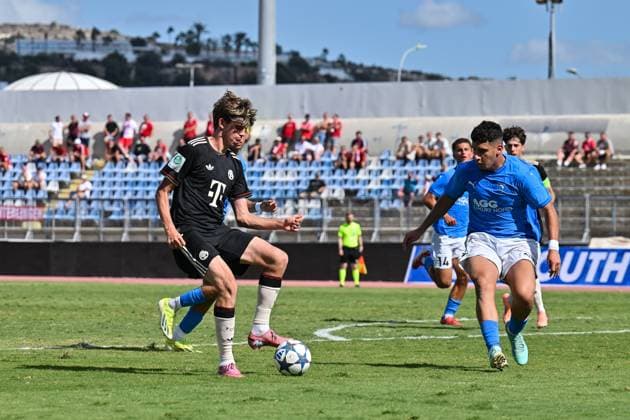 Uefa Youth League Paphos FC U19 FC Bayern München U19 30 09 2025 in duel Guido DELLA ROVERE FCB 9 and Panagiotis CHARALAMBOUS Paphos FC U19 3 duel UEFA Youth League Paphos FC U19 FC Bayern München U19 Stelios Kyriakides Stadium on 30 09 2025 Copyright: xBEAUTIFULxSPORTS Goldbergx