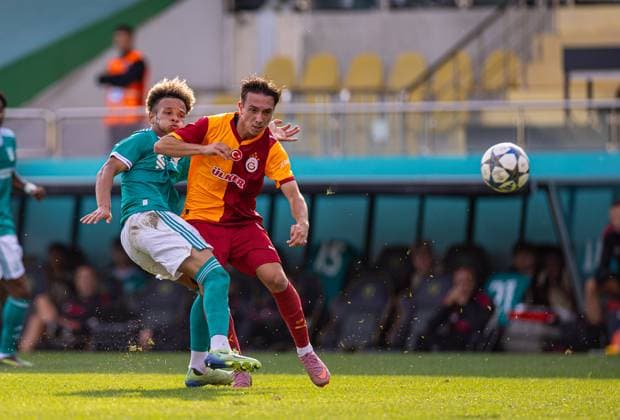 Football - UEFA Youth League - League Phase - Galatasaray A.Åž Under-19 s v Liverpool FC Under-19 s ISTANBUL, TURKEY - Tuesday, September 30, 2025: Liverpool s Trent Kone-Doherty shoots during the UEFA Youth League match between Galatasaray A.Åž. Under-19 s and Liverpool FC Under-19 s at the Esenler Stadium. (Photo by David Rawcliffe Propaganda) ISTANBUL Esenler Stadium MARMARA TURKEY  Copyright: xDavidxRawcliffex P2025-09-30-Galatasaray_U19_Liverpool_U19-17
