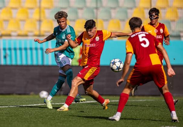 Football - UEFA Youth League - League Phase - Galatasaray A.Åž Under-19 s v Liverpool FC Under-19 s ISTANBUL, TURKEY - Tuesday, September 30, 2025: Liverpool s Trent Kone-Doherty shoots during the UEFA Youth League match between Galatasaray A.Åž. Under-19 s and Liverpool FC Under-19 s at the Esenler Stadium. (Photo by David Rawcliffe Propaganda) ISTANBUL Esenler Stadium MARMARA TURKEY  Copyright: xDavidxRawcliffex P2025-09-30-Galatasaray_U19_Liverpool_U19-29