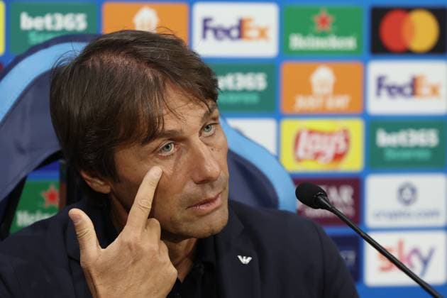 SSC Napoli Training Session And press conference, PK, Pressekonferenz - UEFA Champions League 2025 26 League Phase MD2 Antonio Conte coaches Napoli during a press conference ahead of the UEFA Champions League 2025 26 League Phase match at Stadio Maradona in Naples, Italy, on September 30, 2025. Naples Napoli Italy  Copyright: xCiroxDexLucax originalFilename:deluca-sscnapol250930_nptwO.jpg
