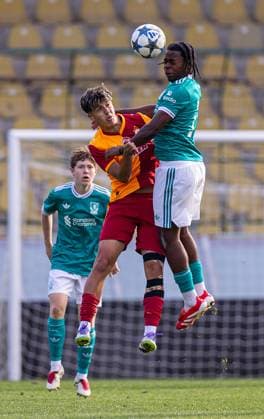 Football - UEFA Youth League - League Phase - Galatasaray A.Åž Under-19 s v Liverpool FC Under-19 s ISTANBUL, TURKEY - Tuesday, September 30, 2025: Liverpool s Scofield Lonmeni (R) during the UEFA Youth League match between Galatasaray A.Åž. Under-19 s and Liverpool FC Under-19 s at the Esenler Stadium. (Photo by David Rawcliffe Propaganda) ISTANBUL Esenler Stadium MARMARA TURKEY  Copyright: xDavidxRawcliffex P2025-09-30-Galatasaray_U19_Liverpool_U19-34