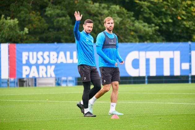 30 09 2025, Football, Men, 2 BL, Season 2025 2026, Training Holstein Kiel captain Steven Skrzybski waves with Marco Komenda Kiel, Projensdorf Projensdorf, Training ground, Kuns Schleswig Holstein Germany