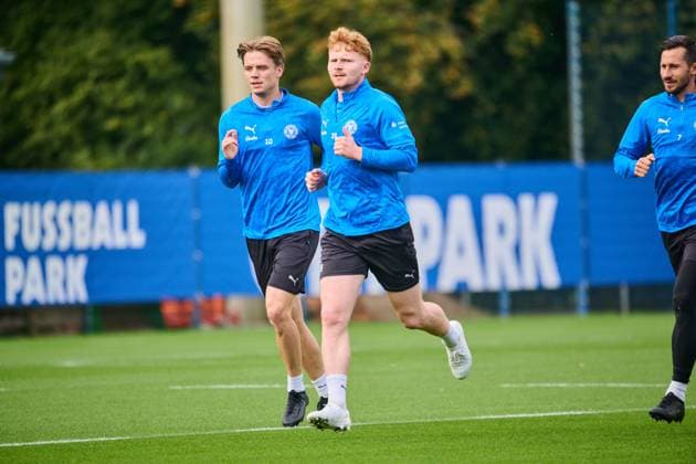 30 09 2025, Football, Men, 2 BL, Season 2025 2026, Training Holstein Kiel Robert Wagner re with Jonas Therkelsen Kiel, Projensdorf Projensdorf, Training ground, Kuns Schleswig Holstein Germany