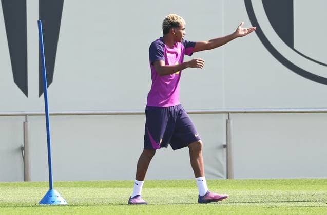 FC Barcelona, Barca Training Session Lamine Yamal during FC Barcelona training at the Joan Gamper Sports City, before the UEFA Champions League match against PSG, in Barcelona, Spain, on September 30 2025. Barcelona Barcelona Spain  Copyright: xUrbanandsportx originalFilename:urbanandsport-fcbarcel250930_npya0.jpg