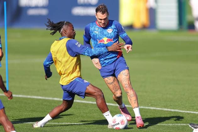 Training RB Leipzig Bundesliga Leipzig, 30 09 2025, Training center at Cottaweg, Season 2025 2026, Football, Men, 1 Bundesliga , Training RB Leipzig , In the picture from l Johan Bakayoko and David Raum ,