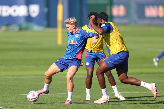 Training RB Leipzig Bundesliga Leipzig, 30 09 2025, Training center at Cottaweg, Season 2025 2026, Football, Men, 1 Bundesliga , Training RB Leipzig , In the picture from l Conrad Harder and El Chadaille Bitshiabu ,