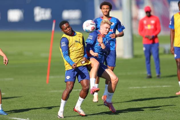 Training RB Leipzig Bundesliga Leipzig, 30 09 2025, Training center at Cottaweg, Season 2025 2026, Football, Men, 1 Bundesliga , Training RB Leipzig , In the picture from l Ridle Baku and Conrad Harder ,