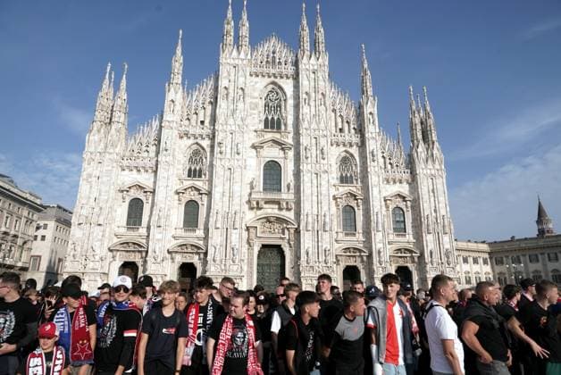 Milan, Slavia Prague fans in Piazza del Duomo  Copyright: xEmanuelexdexCarlix xipa-agency.netx xEmanuelexdexCarlix IPA_Agency_IPA65965022