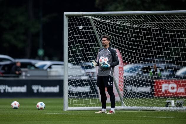 Training 1 FC Köln 30 09 2025 Ron Robert Zieler 1 FC Köln, 20 with ball Training 1 FC Köln Geissbockheim, 30 09 2025 Copyright: xBEAUTIFULxSPORTS Wunderlx