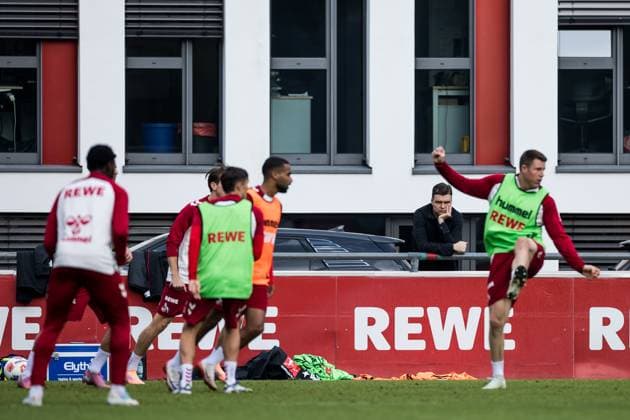 Training 1 FC Köln 30 09 2025 Lukas Berg Technical Director 1 FC Köln follows the training Training 1 FC Köln Geissbockheim, 30 09 2025 Copyright: xBEAUTIFULxSPORTS Wunderlx