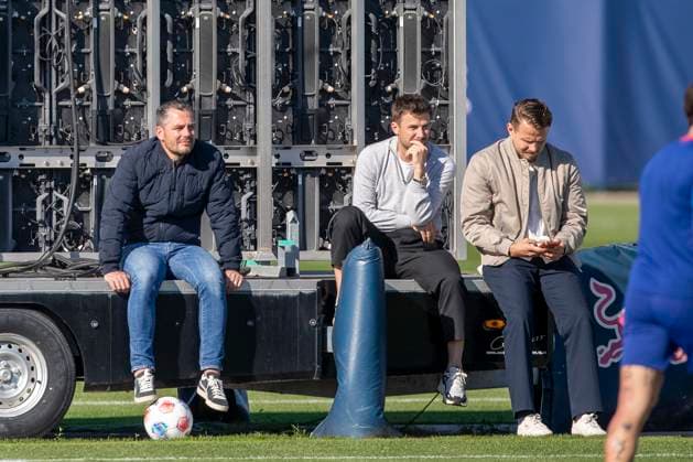 GER, Leipzig, Football, Bundesliga, public training, RB Leipzig in the picture from l Marcel Schaefer Managing Director RB Leipzig , Daniel Baier Sports Coordinator RB Leipzig , Sebastian Schuppan Sports Director RB Leipzig , watch the training 30 09 2025, RB Leipzig Training Academy Cottaweg Leipzig DFL DFB REGULATIONS PROHIBIT ANY USE OF PHOTOGRAPHS AS IMAGE SEQUENCES AND OR QUASI VIDEO, Copyright: HMBxMedia PaulxFritz