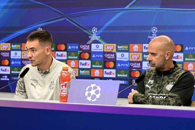 LEVERKUSEN - PSV goalkeeper Matej Kovar and PSV Eindhoven coach Peter Bosz during the press conference, PK, Pressekonferenz before the Champions League match against Bayer Leverkusen. ANP OLAF KRAAK xVIxANPxSportx xxANPxIVx 537953373 originalFilename: 537953373.jpg