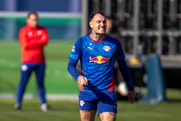 GER, Leipzig, Fußball, Bundesliga, oeffentliches Training, RB Leipzig im Bild v l David Raum RB Leipzig 22 , emotional, schreit, motiviert, verzieht das Gesicht 30 09 2025, RB Leipzig Training Akademie Cottaweg Leipzig DFL DFB REGULATIONS PROHIBIT ANY USE OF PHOTOGRAPHS AS IMAGE SEQUENCES AND OR QUASI VIDEO, Copyright: HMBxMedia PaulxFritz