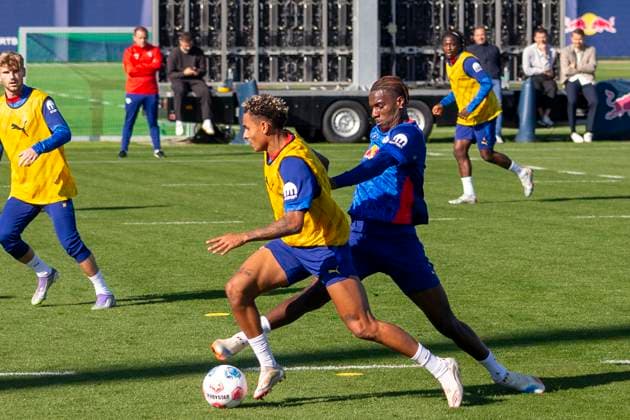 GER, Leipzig, Fußball, Bundesliga, oeffentliches Training, RB Leipzig im Bild v l Antonio Nusa RB Leipzig 07 , Ezechiel Banzuzi RB Leipzig 06 , Zweikampf 30 09 2025, RB Leipzig Training Akademie Cottaweg Leipzig DFL DFB REGULATIONS PROHIBIT ANY USE OF PHOTOGRAPHS AS IMAGE SEQUENCES AND OR QUASI VIDEO, Copyright: HMBxMedia PaulxFritz