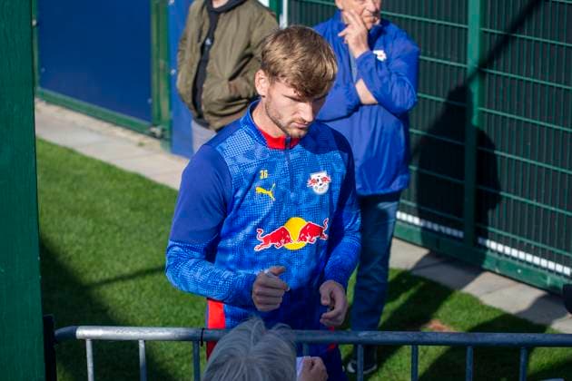 GER, Leipzig, Fußball, Bundesliga, oeffentliches Training, RB Leipzig im Bild v l Timo Werner RB Leipzig 36 , schreibt Autographs 30 09 2025, RB Leipzig Training Akademie Cottaweg Leipzig DFL DFB REGULATIONS PROHIBIT ANY USE OF PHOTOGRAPHS AS IMAGE SEQUENCES AND OR QUASI VIDEO, Copyright: HMBxMedia PaulxFritz