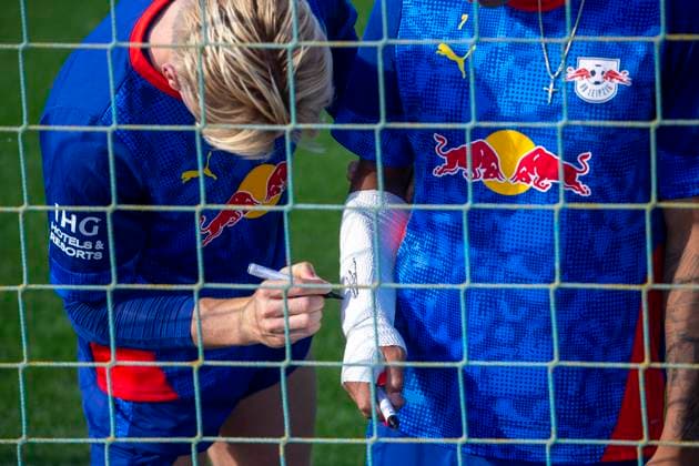 GER, Leipzig, Fußball, Bundesliga, oeffentliches Training, RB Leipzig im Bild v l Conrad Harder RB Leipzig 11 , signs on plaster arm of Antonio Nusa RB Leipzig 07 , 30 09 2025, RB Leipzig Training Akademie Cottaweg Leipzig DFL DFB REGULATIONS PROHIBIT ANY USE OF PHOTOGRAPHS AS IMAGE SEQUENCES AND OR QUASI VIDEO, Copyright: HMBxMedia PaulxFritz