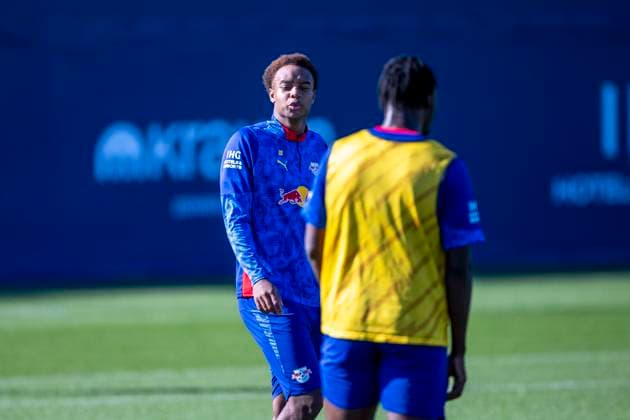 GER, Leipzig, Fußball, Bundesliga, oeffentliches Training, RB Leipzig im Bild v l Assan Ouedraogo RB Leipzig 20 , talks with El Chadaille Bitshiabu RB Leipzig 05 30 09 2025, RB Leipzig Training Akademie Cottaweg Leipzig DFL DFB REGULATIONS PROHIBIT ANY USE OF PHOTOGRAPHS AS IMAGE SEQUENCES AND OR QUASI VIDEO, Copyright: HMBxMedia PaulxFritz