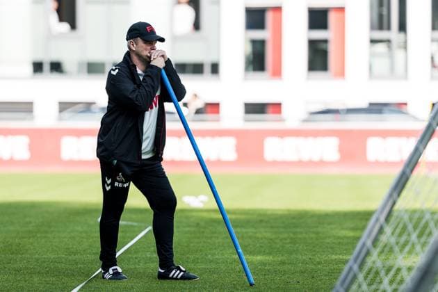 Training 1 FC Köln 30 09 2025 Lukas Kwasniok Coach 1 FC Köln watches the training session thoughtfully Training 1 FC Köln Geissbockheim, 30 09 2025 Copyright: xBEAUTIFULxSPORTS Wunderlx