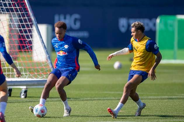 GER, Leipzig, Fußball, Bundesliga, oeffentliches Training, RB Leipzig im Bild v l Assan Ouedraogo RB Leipzig 20 , Antonio Nusa RB Leipzig 07 , Zweikampf 30 09 2025, RB Leipzig Training Akademie Cottaweg Leipzig DFL DFB REGULATIONS PROHIBIT ANY USE OF PHOTOGRAPHS AS IMAGE SEQUENCES AND OR QUASI VIDEO, Copyright: HMBxMedia PaulxFritz