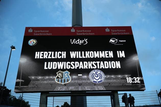 30 09 2025, xrekx, Soccer 3 Liga, 1 FC Saarbruecken MSV Duisburg v l FCS Scoreboard, Videowall, Scoreboard, Info, Advertising DFL DFB REGULATIONS PROHIBIT ANY USE OF PHOTOGRAPHS as IMAGE SEQUENCES and or QUASI VIDEO Saarbruecken