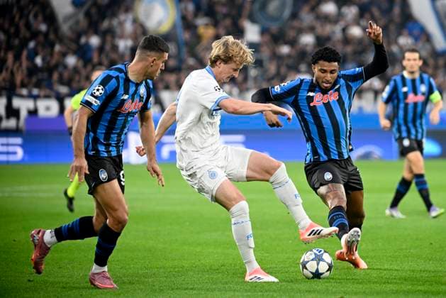 Atalanta v Club Brugge - UEFA Champions League BERGAMO, ITALY - SEPTEMBER 30 : Sandra Cisse midfielder of Club Brugge and Ederson midfielder of Atalanta during the UEFA Champions League 2025 26 League Phase MD2 match between Atalanta and Club Brugge on September 30, 2025 in Bergamo, Italy, 30 09 2025 Bergamo Italy  Copyright: xPeterxDexVoechtx