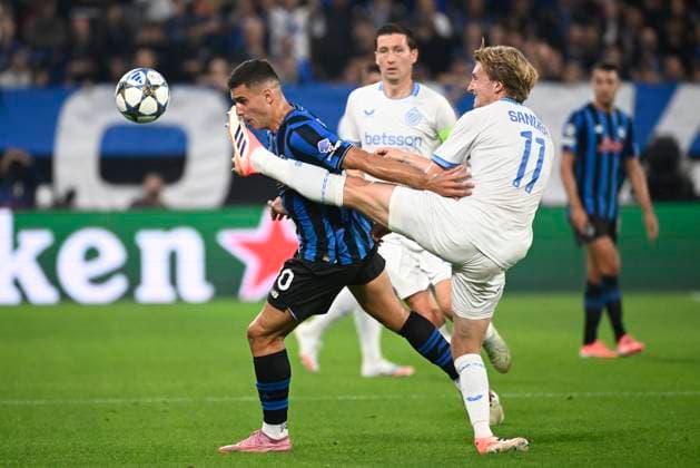 Atalanta v Club Brugge - UEFA Champions League BERGAMO, ITALY - SEPTEMBER 30 : Krstovic Nicola forward of Atalanta and Sandra Cisse midfielder of Club Brugge during the UEFA Champions League 2025 26 League Phase MD2 match between Atalanta and Club Brugge on September 30, 2025 in Bergamo, Italy, 30 09 2025 Bergamo Italy  Copyright: xPeterxDexVoechtx