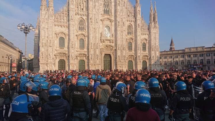 Italian police officers are being deployed to guard the streets of Milan front of Milan Cathedral before the upcoming football match between Czech team Slavia and Italian team Inter Milan, Policemen used batons and shields to push back Slavia fans in Milan, Italy, September 30, 2025. (CTKxPhoto MoravecxVit) CTKPhotoP2025093007294  CTKPhotoP2025093007294