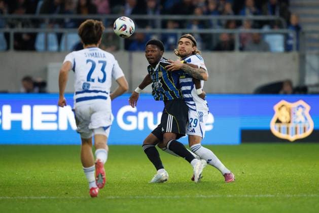 Rodney Elongo Yombo 1 FC Saarbruecken in duel with Jan Simon Symalla MSV Duisburg and Joshua Bitter MSV Duisburg , 1 FC Saarbruecken vs MSV Duisburg Football, 3 Bundesliga, 9 Matchday, Season 2025 2026, 30 09 2025 DFB regulations prohibit any use of photographs as image sequences and or quasi video 1 FC Saarbruecken vs MSV Duisburg Football, 3 Bundesliga, 9 Matchday, Season 2025 2026, 30 09 2025 Copyright: xEibner-Pressefoto AlexanderxNeisx EP_ANS
