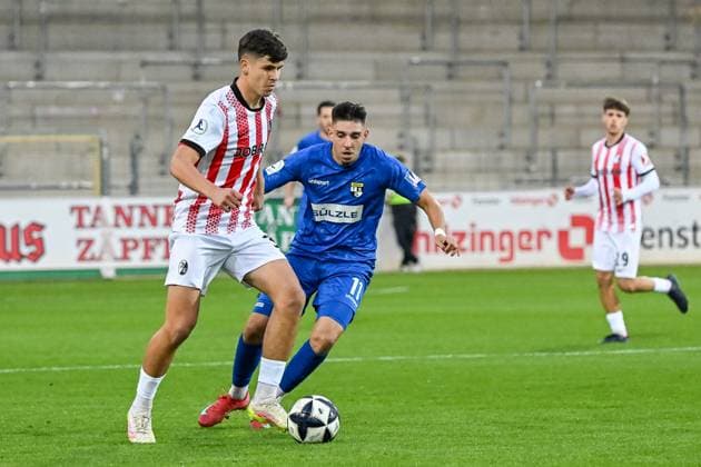 tKarl Steinmann SC Freiburg II, 33 , Pedro Almeida Morais TSG Balingen, 11 in duel GER, SC Freiburg TSG Balingen, Football, Regionalliga Suedwest, Matchday 10, Season 2025 2026, 30 09 2025 DFB REGULATIONS PROHIBIT ANY USE OF PHOTOGRAPHS AS IMAGE SEQUENCES AND OR QUASI VIDEO GER, SC Freiburg TSG Balingen, Football, Regionalliga Suedwest, Matchday 10, Season 2025 2026, 30 09 2025 Freiburg Copyright: xEibner-Pressefoto ThomasxHessx EP_THS