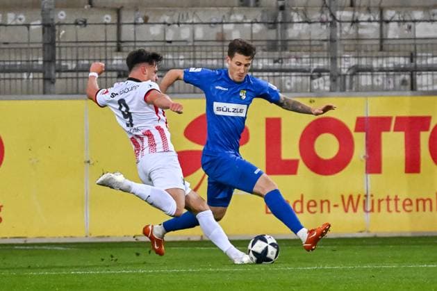 Leon Catak SC Freiburg II, 09 with shot attempt, is blocked by Sascha Eisele TSG Balingen, 02 GER, SC Freiburg TSG Balingen, Soccer, Regionalliga Suedwest, Matchday 10, Season 2025 2026, 30 09 2025 DFB REGULATES PROHIBIT ANY USE OF PHOTOGRAPHS AS IMAGE SEQUENCES AND OR QUASI VIDEO GER, SC Freiburg TSG Balingen, Football, Regionalliga Suedwest, Matchday 10, Season 2025 2026, 30 09 2025 Freiburg Copyright: xEibner-Pressefoto ThomasxHessx EP_THS