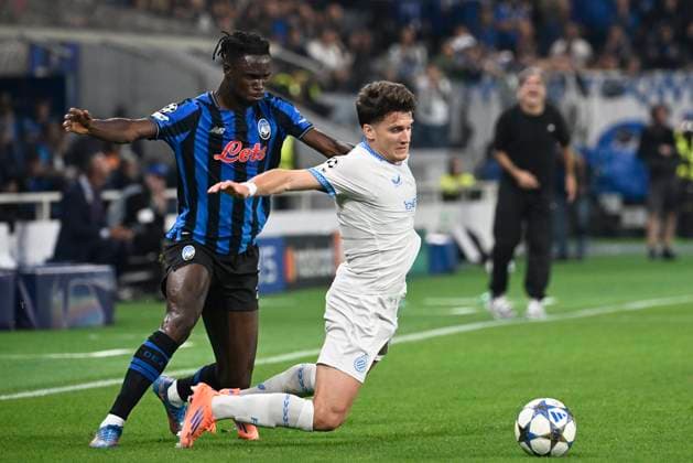 Atalanta v Club Brugge - UEFA Champions League BERGAMO, ITALY - SEPTEMBER 30 : Tzolis Christos forward of Club Brugge and Kossounou Odilon defender of Atalanta during the UEFA Champions League 2025 26 League Phase MD2 match between Atalanta and Club Brugge on September 30, 2025 in Bergamo, Italy, 30 09 2025 Bergamo Italy  Copyright: xPeterxDexVoechtx