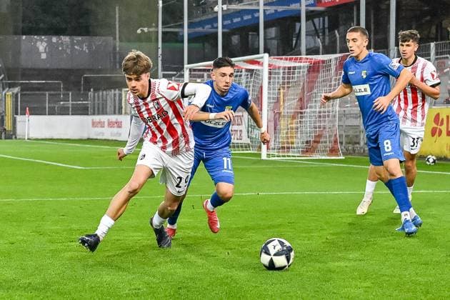 Mateo Zelic SC Freiburg II, 29 , Pedro Almeida Morais TSG Balingen, 11 in a running duel for the ball GER, SC Freiburg TSG Balingen, Soccer, Regionalliga Suedwest, Matchday 10, Season 2025 2026, 30 09 2025 DFB REGULATES PROHIBIT ANY USE OF PHOTOGRAPHS AS IMAGE SEQUENCES AND OR QUASI VIDEO GER, SC Freiburg TSG Balingen, Football, Regionalliga Suedwest, Matchday 10, Season 2025 2026, 30 09 2025 Freiburg Copyright: xEibner-Pressefoto ThomasxHessx EP_THS