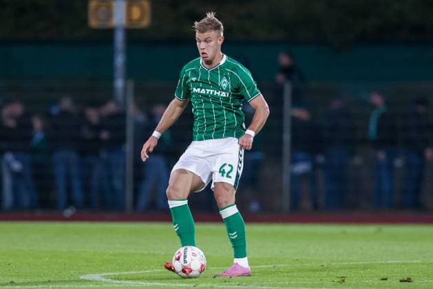 Keke Topp SV Werder Bremen II, 42 on the ball, cropped, single image, full body, action, action scene, 30 09 2025, Bremen Germany , Football, Regionalliga Nord, SV Werder Bremen II VfB Lübeck xobx