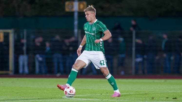 Keke Topp SV Werder Bremen II, 42 on the ball, cropped, single image, full body, action, action scene, 30 09 2025, Bremen Germany , Football, Regionalliga Nord, SV Werder Bremen II VfB Lübeck xobx