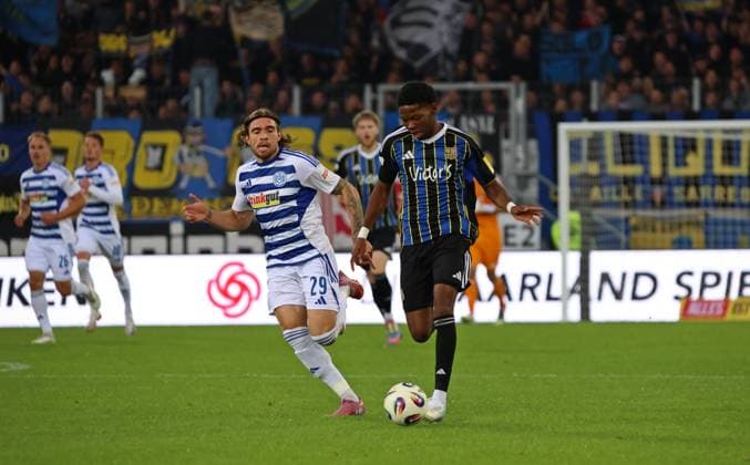 30 09 2025, Football, Men, 3 League, Season 2025 2026, 1 FC Saarbrücken MSV Duisburg, Joshua Bitter MSV Duisburg Rodney Elongo Yombo 1 FC Saarbruecken Saarbrücken Ludwigsparkstadion Saarland Germany EN Copyright: xFabianxKleerx